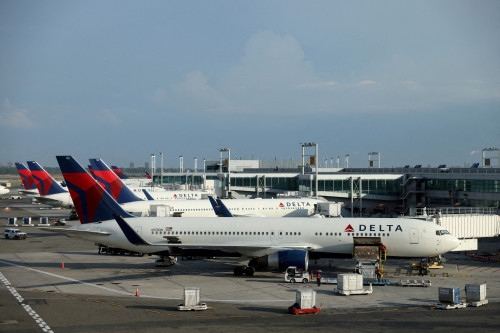 US airlines struggle to forecast their business in worsening economic fog